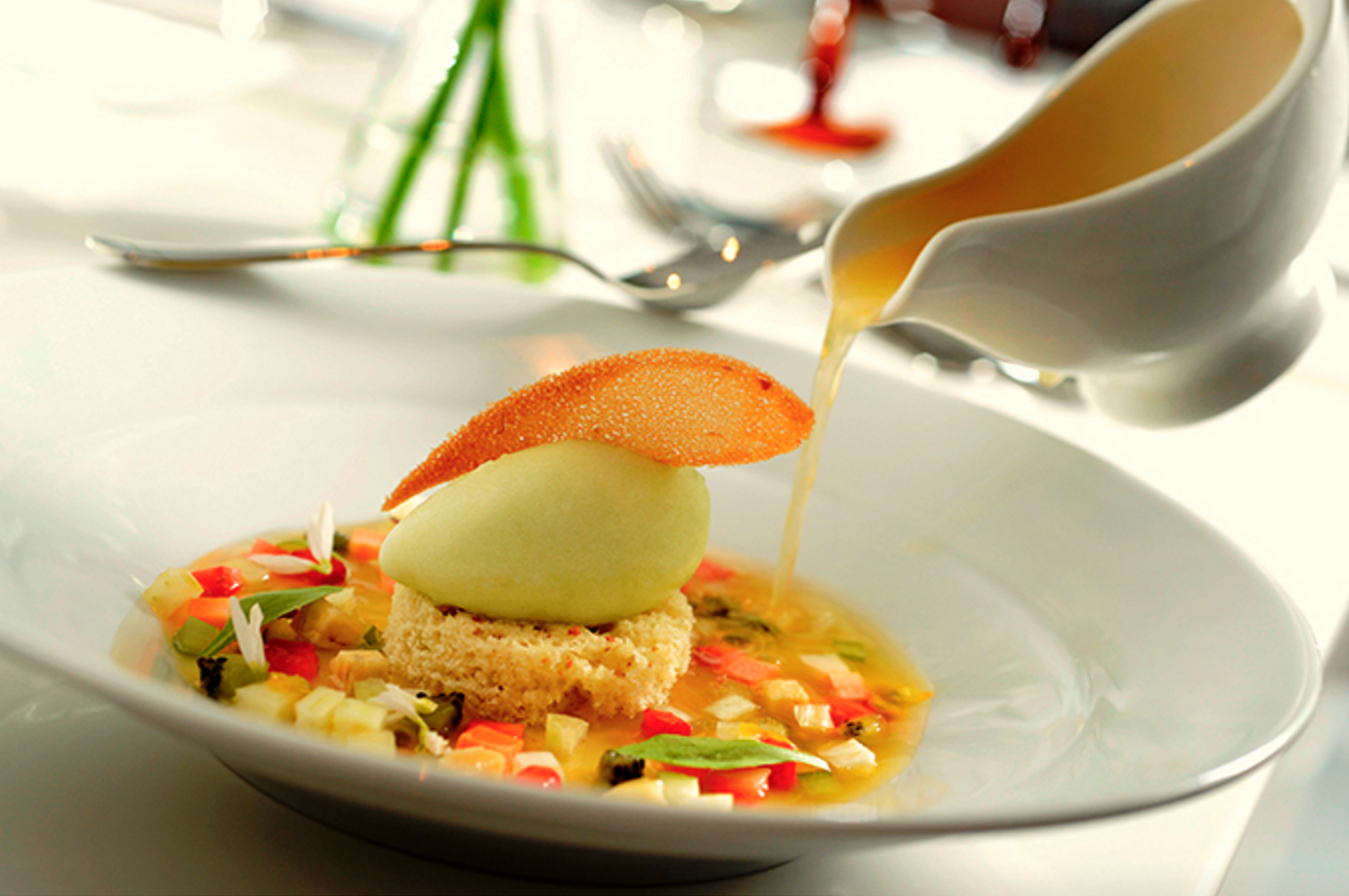 Consommé de fruta Arroz doce Frutas frescas Legumes Sorbet de maracujá